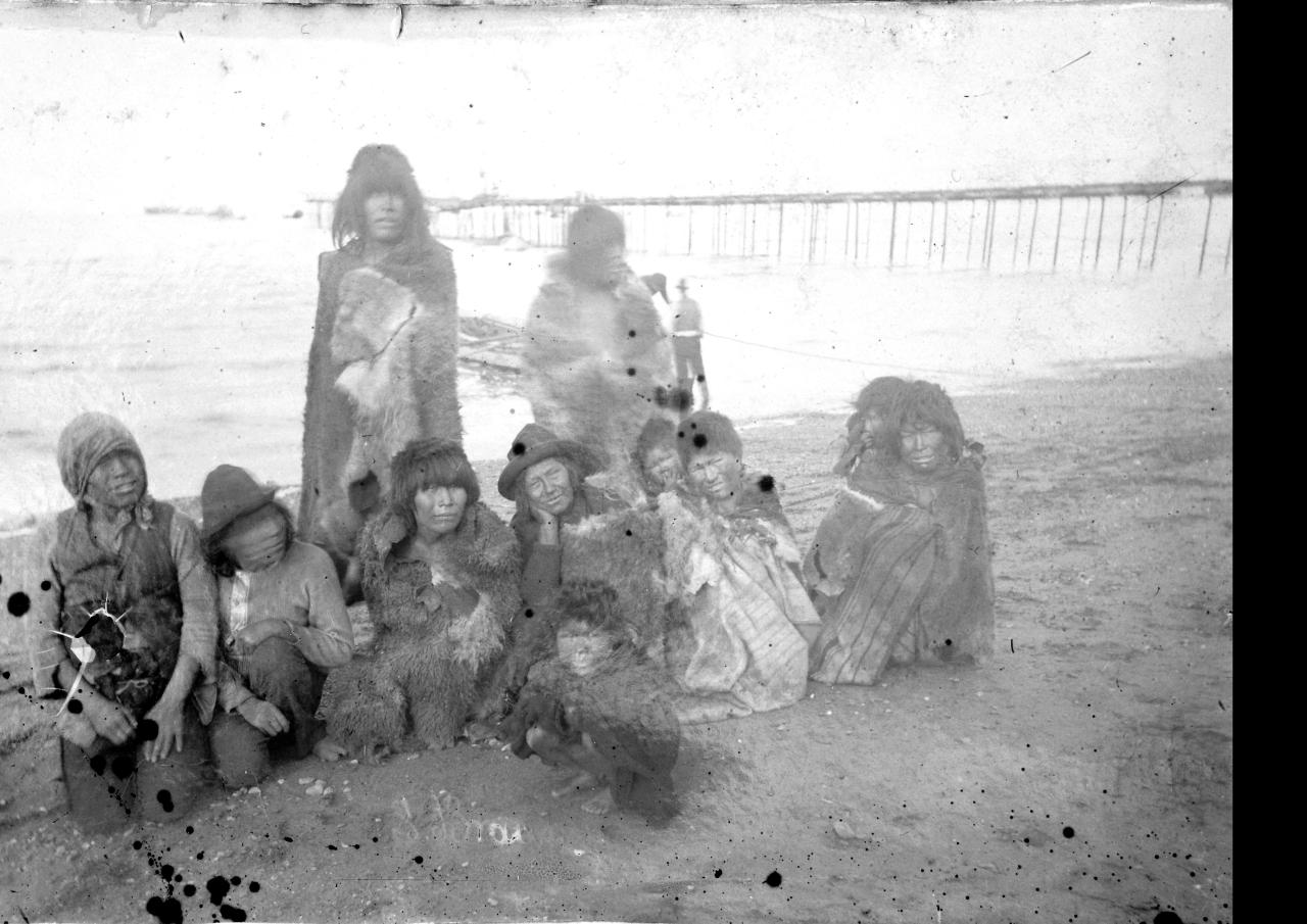 Indígenas en la playa de Punta Arenas